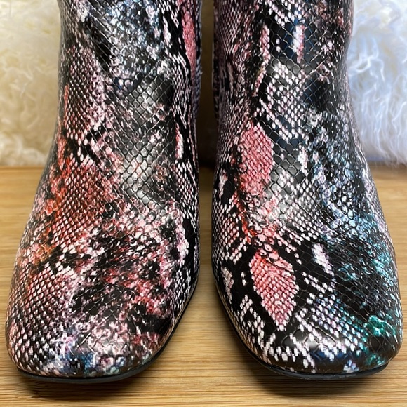 🐍 SUGAR // Rainbow Multi Faux Snake Skin Side Zip  Booties Size 8 - Picture 3 of 14